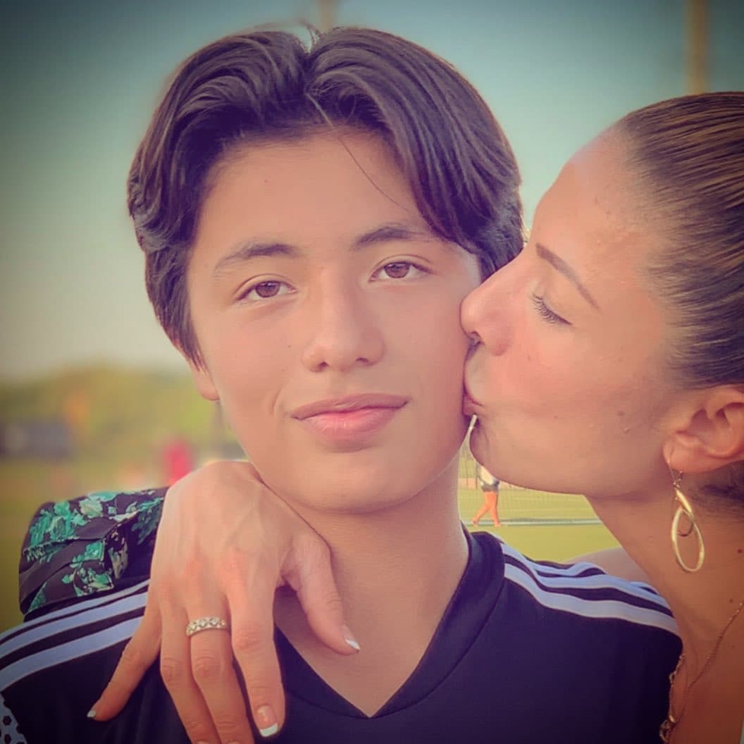 “Ya con Alejandrito, el tercero, es lo que pasó, yo no sabía si estaba embarazada (...) mira te prometo, fui y me hice la prueba, me hicieron el ultrasonido, me dijeron ‘no, no estás embarazada’ (...) y de repente en Juárez, me acuerdo, tuve que cantar ya sentada de lo mal que me sentía, me comenzó una hemorragia”, reveló.