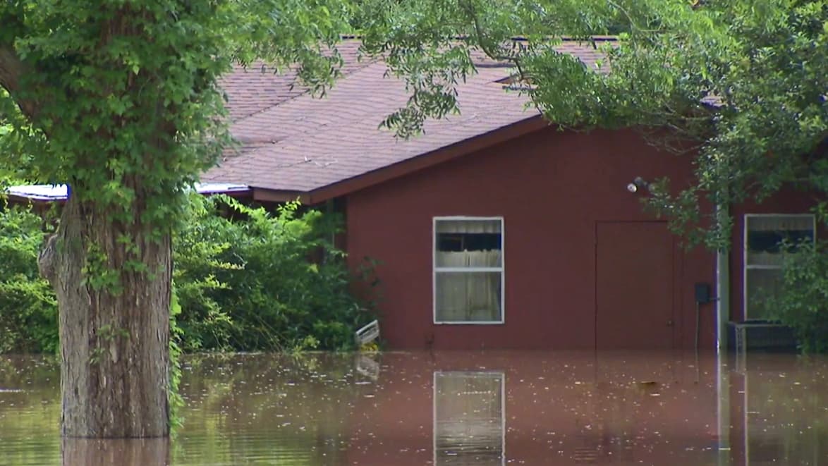 Autoridades del poblado de Richmond, al suroeste de Houston, emitieron orden de evacuaciones obligatorias.
