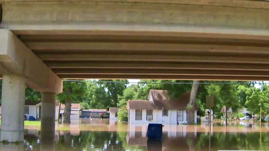 Algunos vecindarios en poblados al suroeste de Houston están completamente aislados por sus vías son intransitables.
