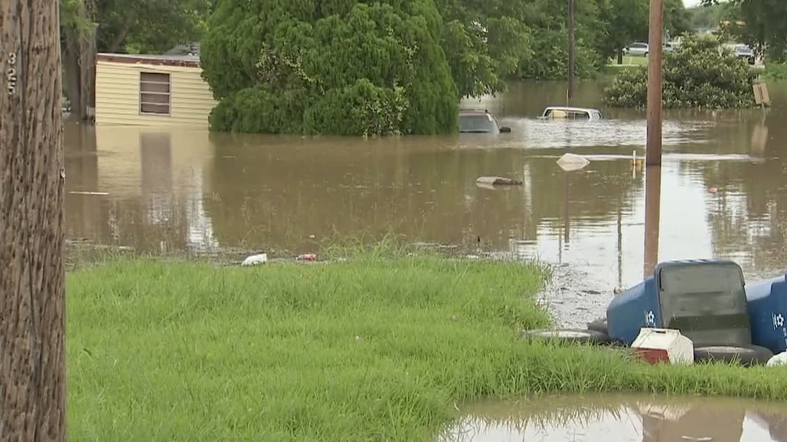 Residentes del poblado de Rosenberg, al suroeste de Houston, tuvieron que abandonar sus viviendas ante la amenaza inminente de desbordamiento del río Brazos.