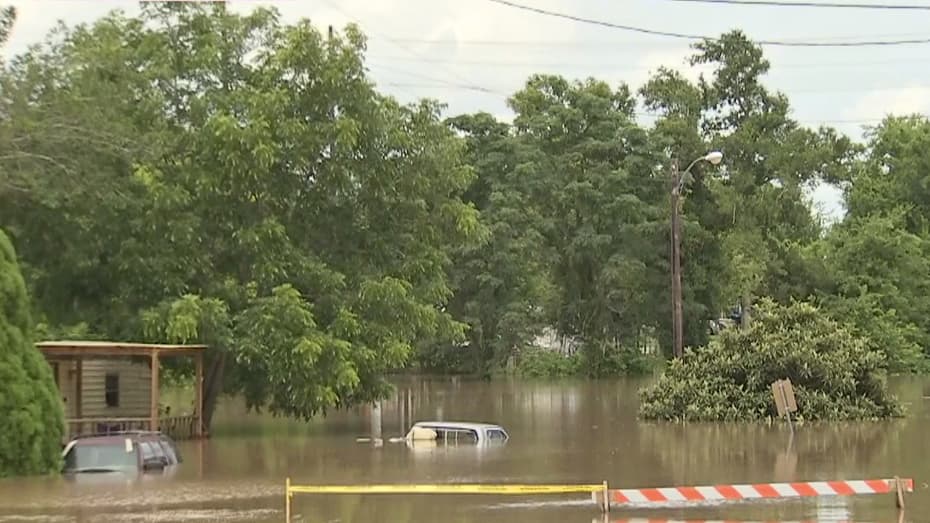 Decenas de vehículos han quedado sumergidos en las inundaciones.