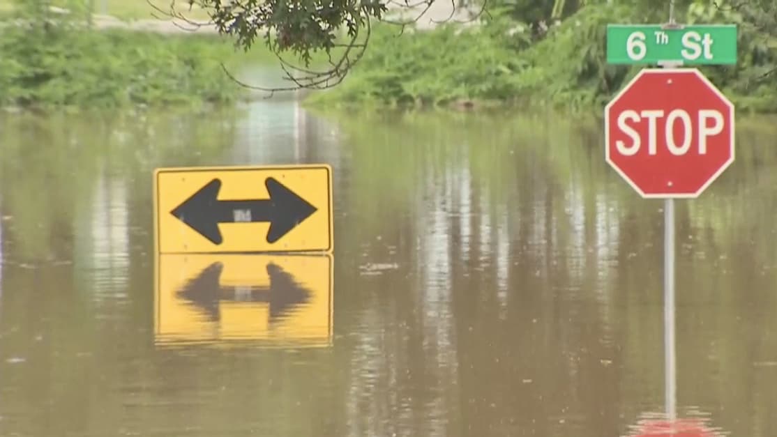 Muchas carreteras rurales y calles de poblados al suroeste de Houston se encuentran intransitables por el desbordamiento de ríos y acumulación de aguas lluvias.