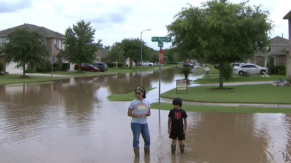 Los residentes de vecindarios al suroeste de Houston expresan preocupación por la acumulación de aguas lluvias en las calles.