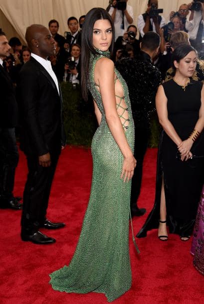 Kendall Jenner no llevaba mucha cola en su vestido, pero qué tal la reveladora abertura a los costados...