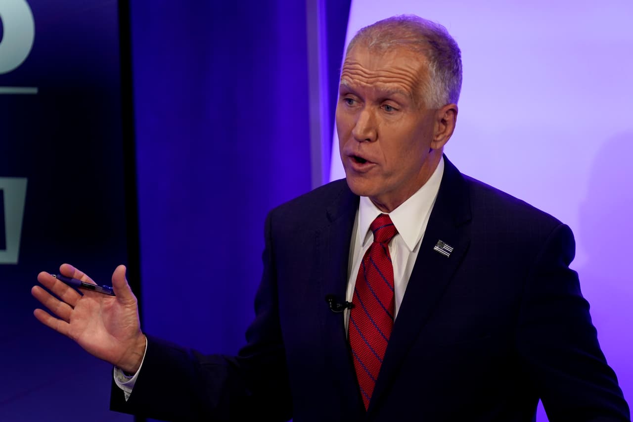 El senador Thom Tillis, republicano de Carolina del Norte, dio positivo en el test de coronavirus, según dijo en un comunicado difundido el 2 de octubre. "Afortunadamente, no tengo síntomas y me siento bien", dijo Tillis en la declaración. "Como todos sabemos, el covid-19 es un virus muy contagioso y mortal, sobre todo porque muchos portadores son asintomáticos". Tillis estuvo entre los muchos asistentes al acto del sábado donde se hizo la nominación de la jueza Amy Barrett a la Corte Suprema.
<br>