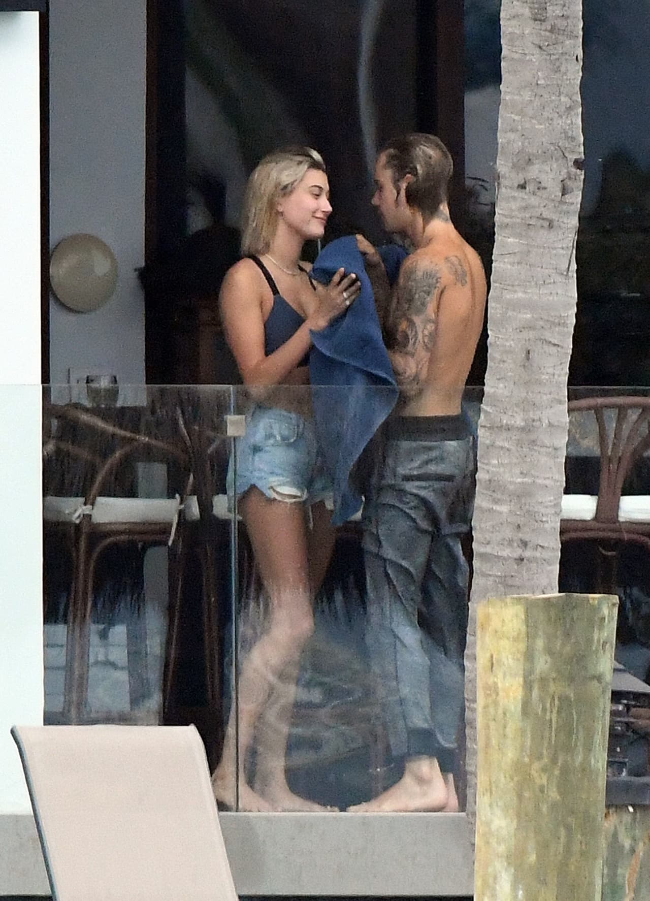 Bieber y Baldwin, hija del actor Stephen Baldwin, fueron captados el lunes pasado en el balcón de una mansión rentada, en la ‘Ciudad del Sol’.