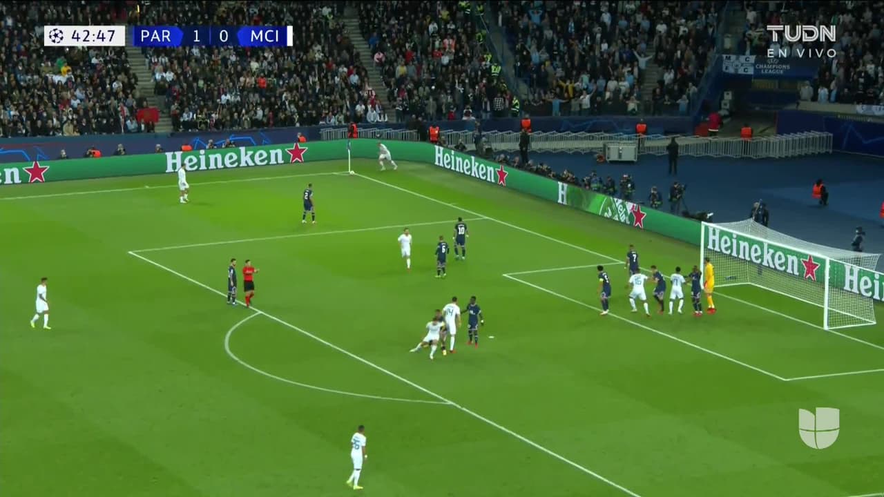 ¡TIRO ATAJADO! disparo por Rúben Dias.