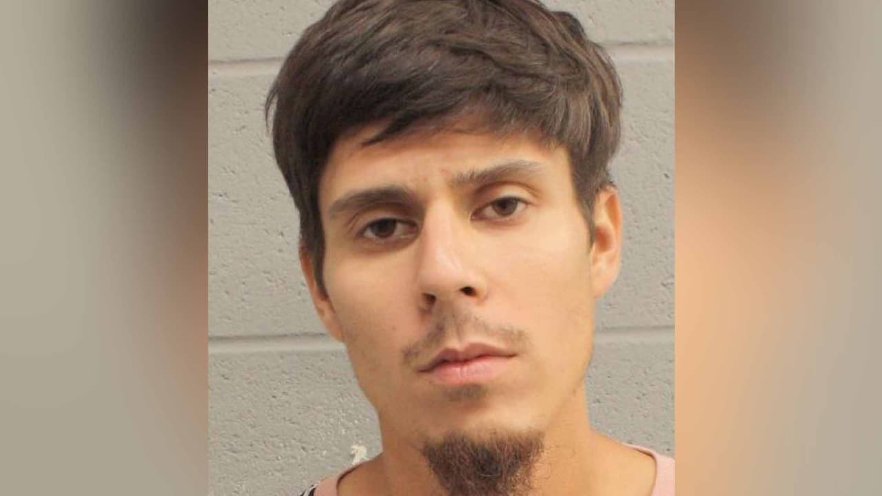 Dentro del cuarto de hotel detuvieron a tres personas más, entre ellas Mathew Quintero quien fue arrestado por posesión de sustancias controladoras.