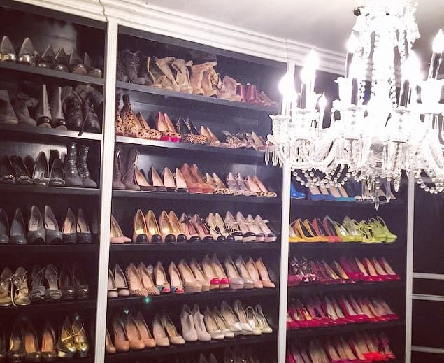 Ahora vamos a su clóset...¡Mira cuántos zapatos!, su colección es infinita y todo eso ha de valer una fortuna.