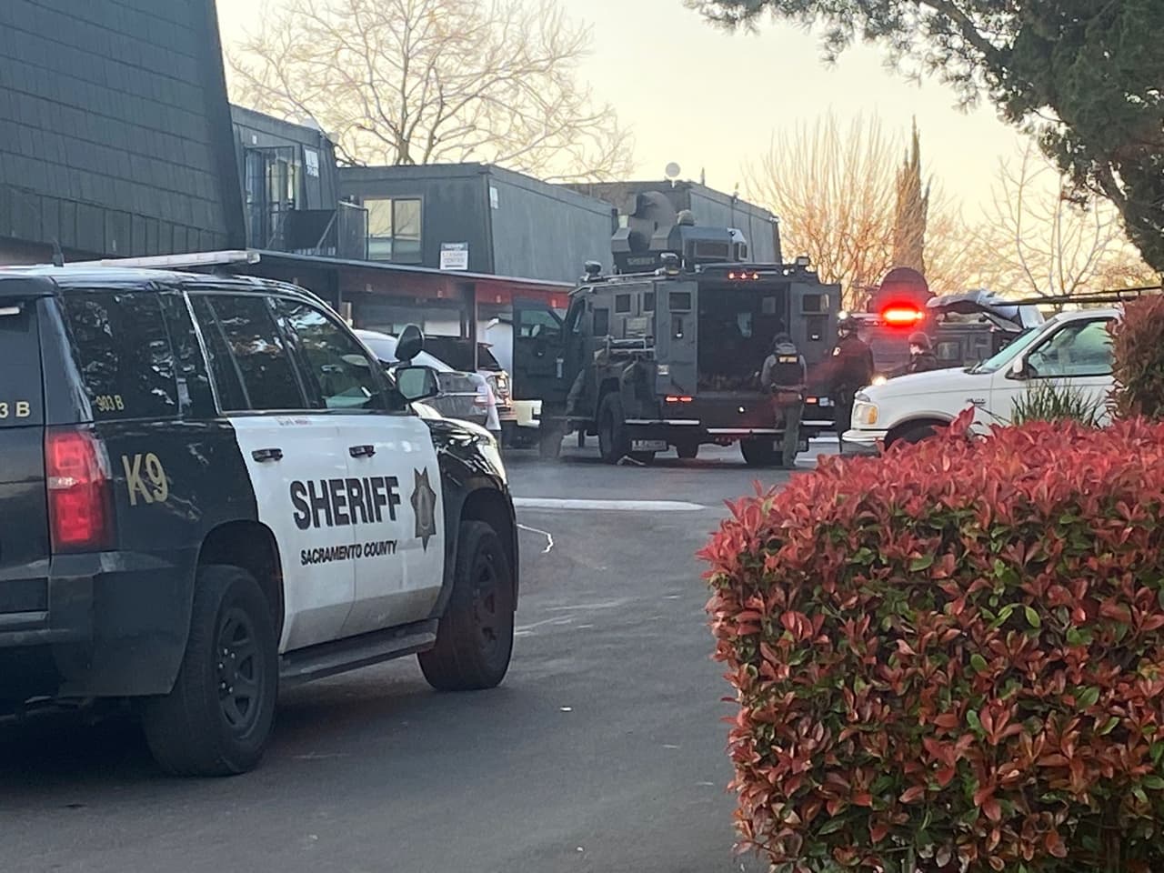 Sospechoso de violencia doméstica se atrinchera en Carmichael