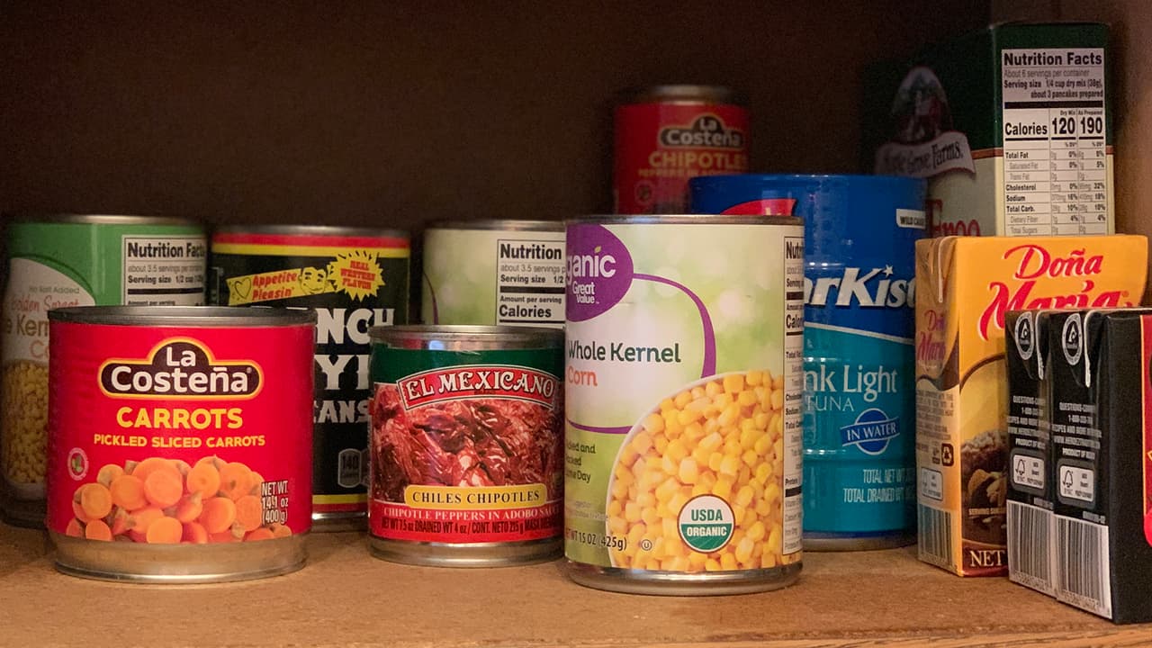 También necesitarás alimentos enlatados y un abrelatas. Debes tener mínimo tres galones de agua por persona.