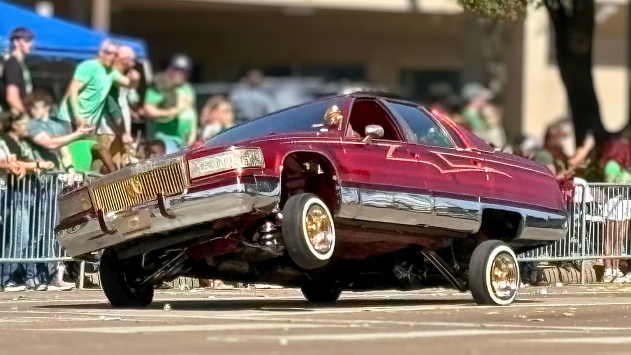 Con sus carrocerías brillantes y suspensiones hidráulicas, estos autos clásicos, modificados para subir y bajar con solo presionar un botón, 
<b>hicieron rugir sus motores y ejecutaron maniobras increíbles sobre el asfalto</b>. Algunos se elevaron en dos ruedas, otros dieron pequeños saltos, provocando la ovación del público. Más allá del espectáculo, 
<b>los lowriders representan una tradición profundamente arraigada en la comunidad chicana de Dallas.</b>