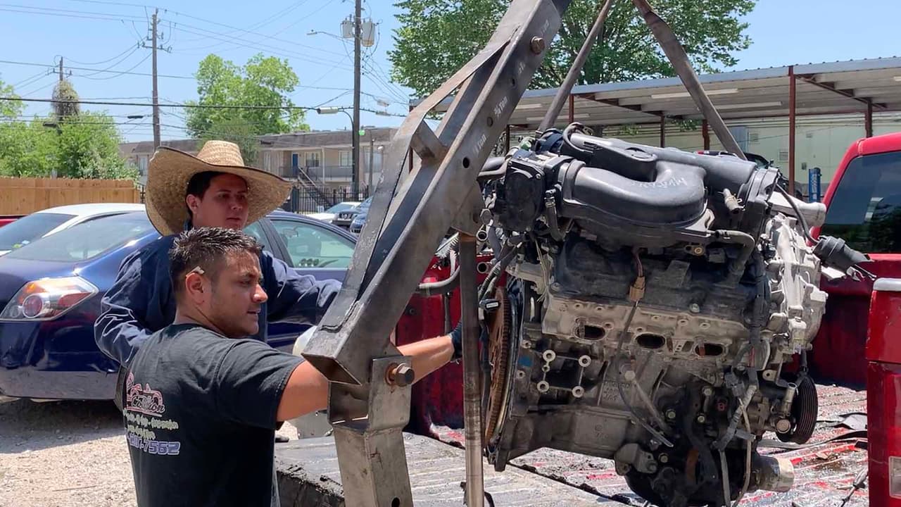 También recomienda acudir con el concesionario del automóvil para preguntar por los registros y verificar si las millas que tiene son las correctas.