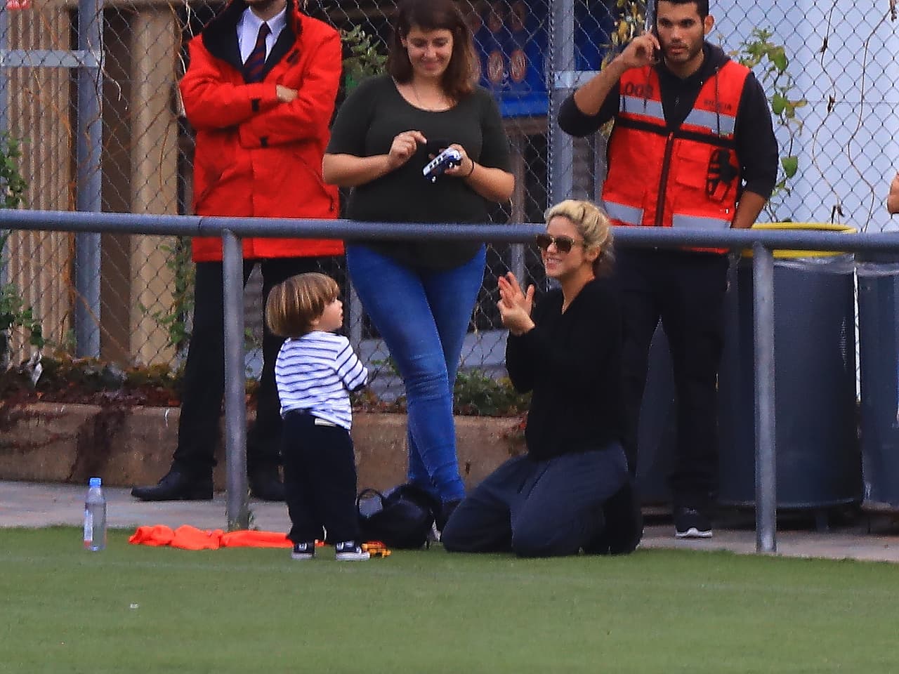 Su mamá lo llevó a la cancha e intentó ponerlo de buen humor.