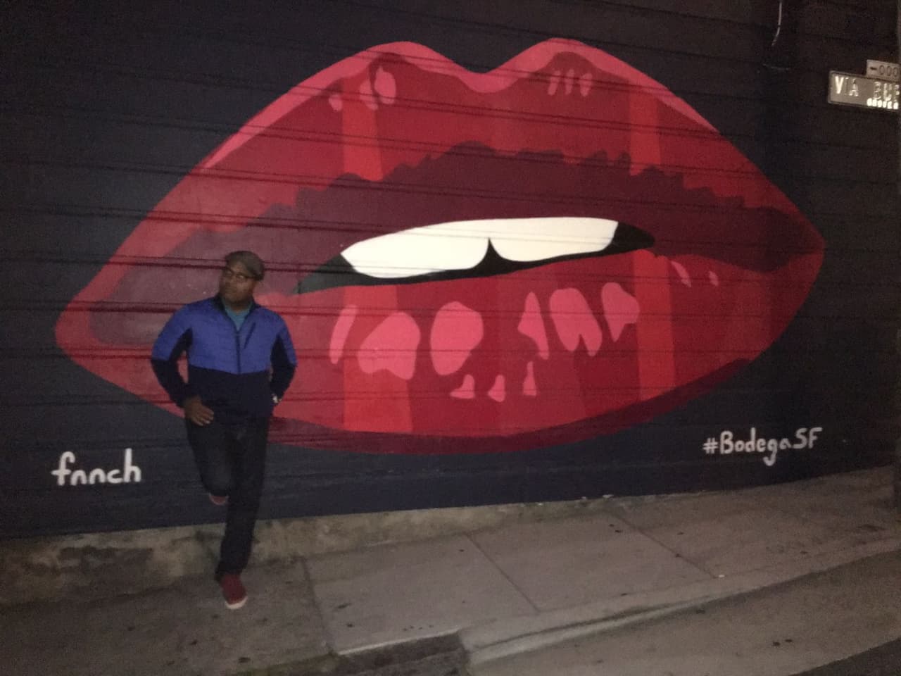 Tony en uno de los murales de San Francisco, la cuarta parada de la Ruta.