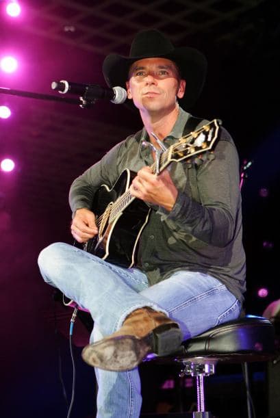 De los $98.5 millones recaudados por Chesney en 2011, $84.5 millones corresponden a ingresos por conciertos, $4.9 millones por descargas de música y $9 millones por ventas de álbumes.