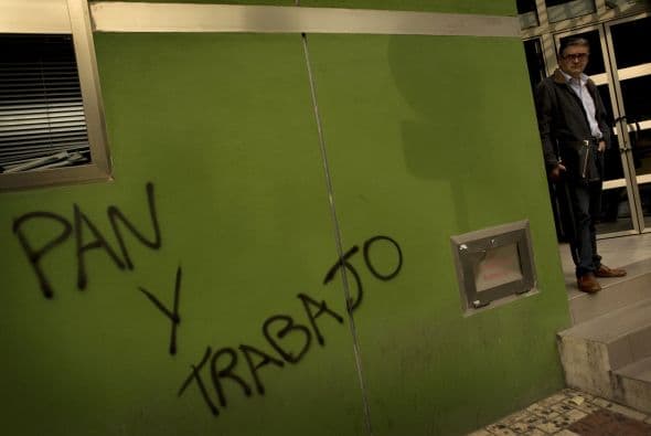 El gobierno estima que el desempleo seguirá subiendo en 2012 y estima que la economía se contraerá un 1.7%, volviendo a un estado de recesión.