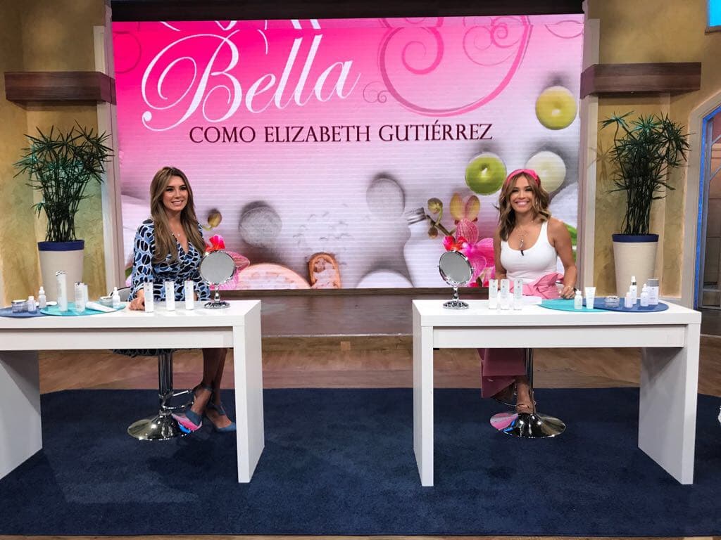 Karla Martínez estaba feliz de seguir los consejos de esta mujer que es toda una experta de belleza.