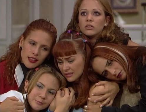 A finales de la década de los 90 las chicas de la telenovela "Soñadoras" impusieron moda con los accesorios para el cabello y su manera de vestir. Y tú ¿ a cuál de los personajes te querías parecer?