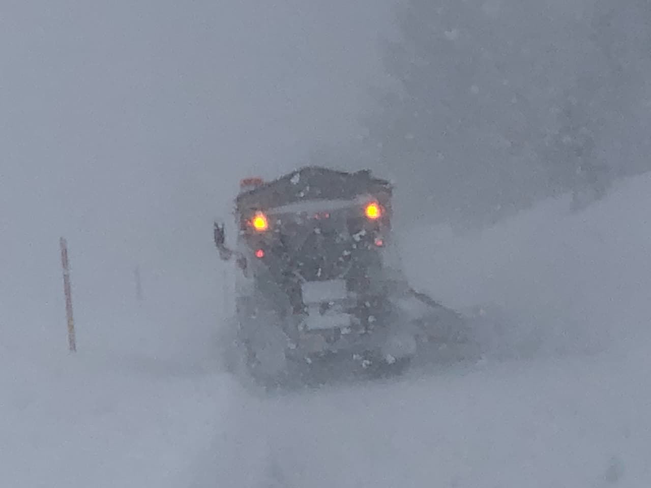 En la vía 395 la nieve cubrió de blanco las carreteras estatales.