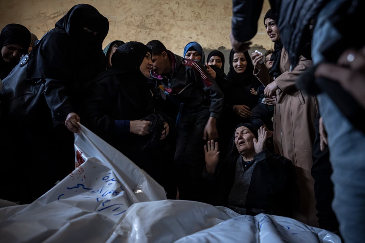 Miembros de la familia Abu Sinjar lloran a sus familiares asesinados en un
<a href="https://www.univision.com/noticias/mundo/como-puede-afectar-al-futuro-de-la-guerra-en-gaza-la-muerte-yayah-sinwar">bombardeo israelí de la Franja de Gaza,</a> en su casa en Rafah, al sur de Gaza, el 5 de enero de 2024. La guerra en Gaza aún no termina, tras más de un año. Según organizaciones humanitarias, los palestinos enfrentan un desastre: desplazados, viviendo en tiendas, sin acceso a salud o alimentación.