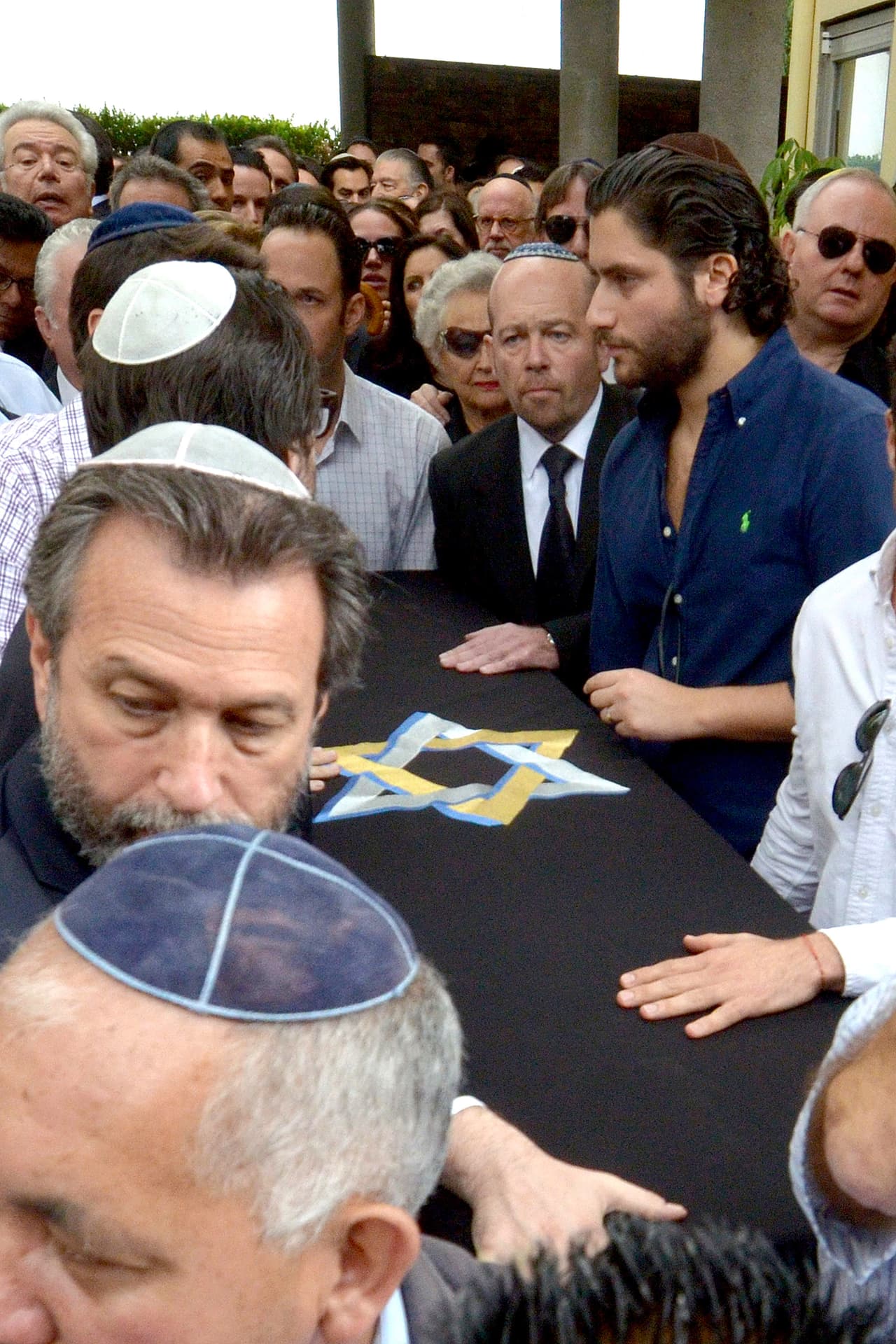 Cientos de personas acudieron a decir adiós.