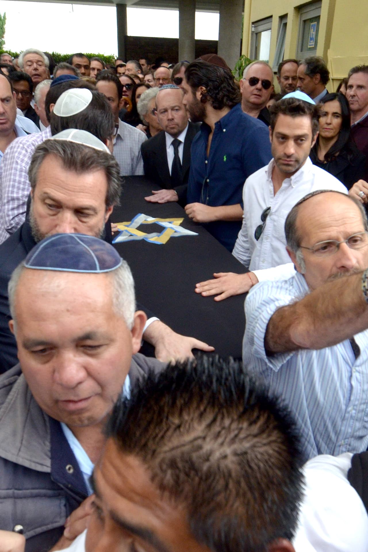 Ari Borovoy de OV7 ayudó a cargar el féretro.