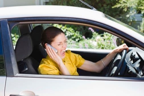 Evite conversaciones intensas, complicadas o emocionales al conducir.