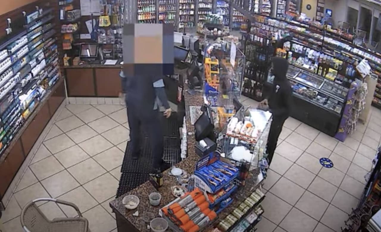 Buscan a sospechoso de serie de robos armados en tiendas de Culver City 