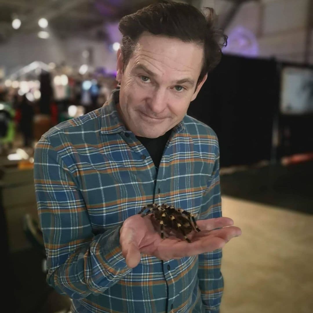 Cuando llegaron los oficiales de la policía, hallaron a Henry “desmayado” tras el volante y tuvieron que despertarlo.