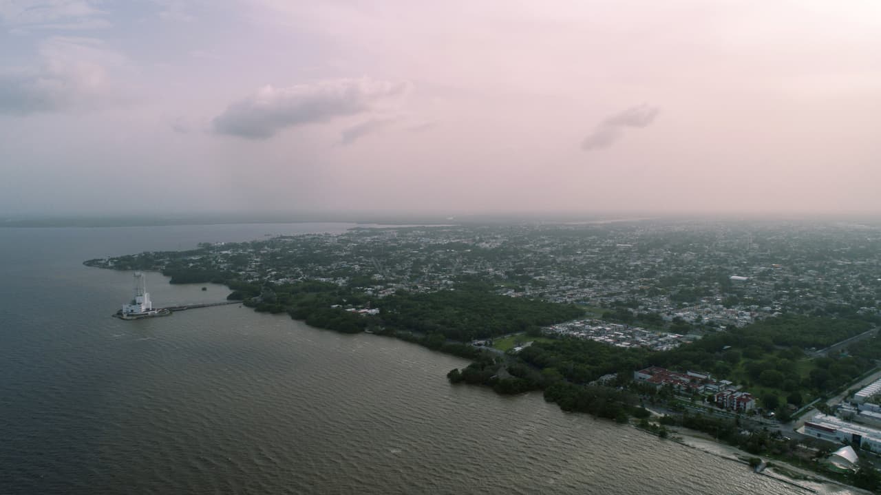 La nube de polvo llegó a El Salvador al final del martes y las autoridades pronostican que se mantendrá hasta el sábado 27 de junio. Su máxima concentración se pronostica para el jueves 25 y viernes 26, con 160 microgramos por metro cúbico. En la fotografía el polvo sahariano al sur de Yucatán.