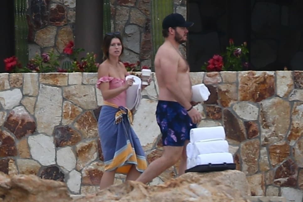 "Lo están haciendo muy bien, solo vine por un pequeño regalo para ella", dijo Patrick Schwarzenegger en Santa Bárbara, California. 
<br>