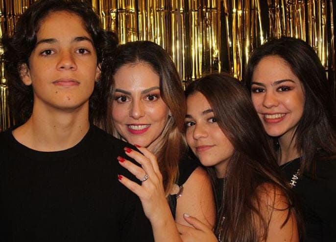 Adriana Nieto y Francisco Alanís se casaron en 2001 y procrearon tres hijos: María José, y sus mellizos Camila y Juan Pablo. Una década después se divorciaron.
<br>