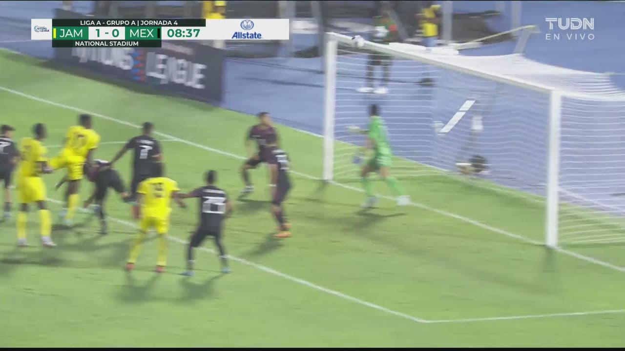 ¡Están asfixiando al Tri! Nicholson estrella su cabezazo en el travesaño