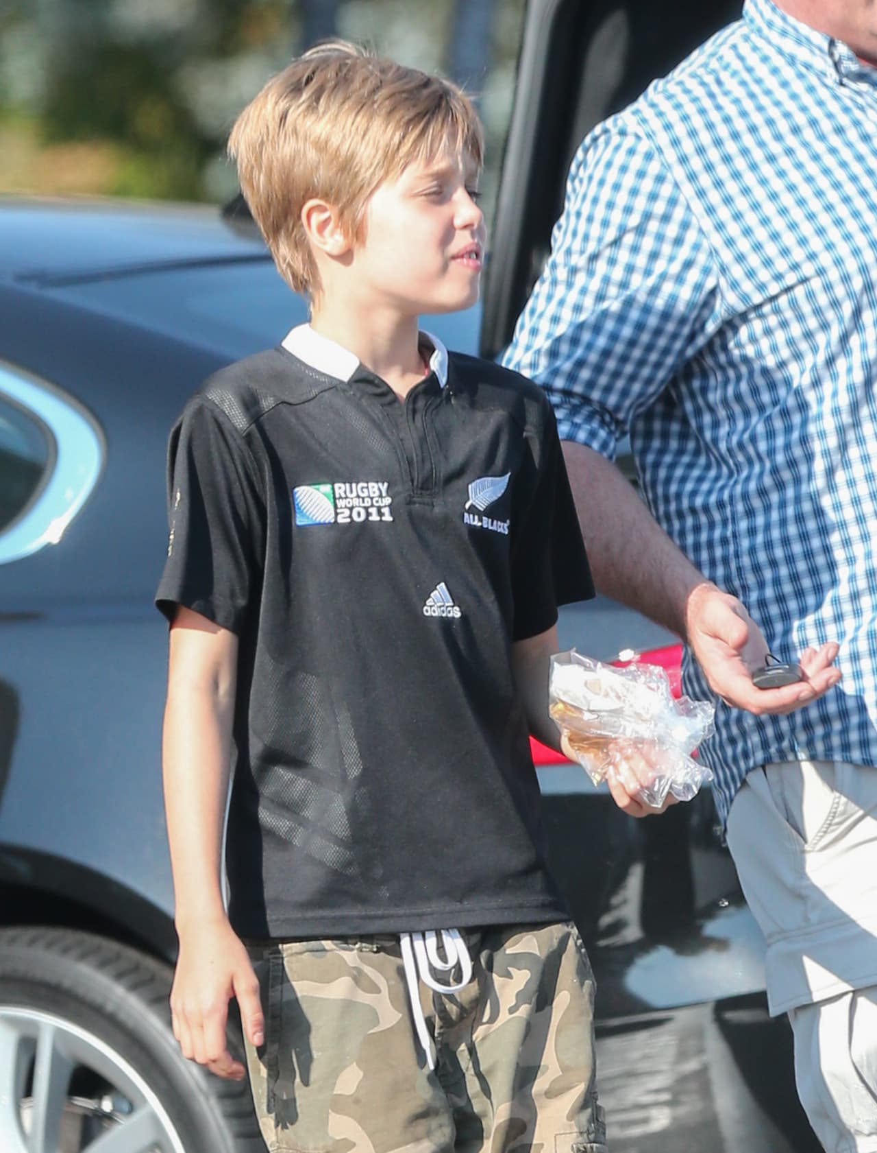 Pero también Shiloh prefiere pantalones camuflados y playeras para hombre que nada tienen que ver con el estilo femenino y glamuroso de su mamá.