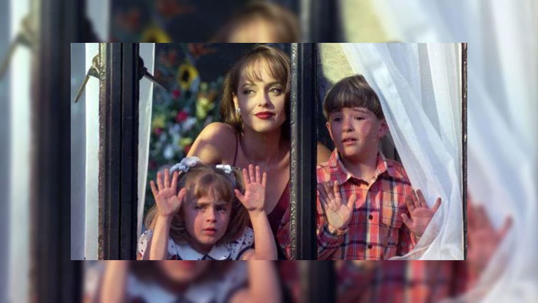 En octubre de 2018, Televisa dio a conocer que lanzaría Fábrica de sueños, un proyecto serial que reviviría 12 títulos de las telenovelas más exitosas de la compañía. Una de ellas fue La Usurpadora.