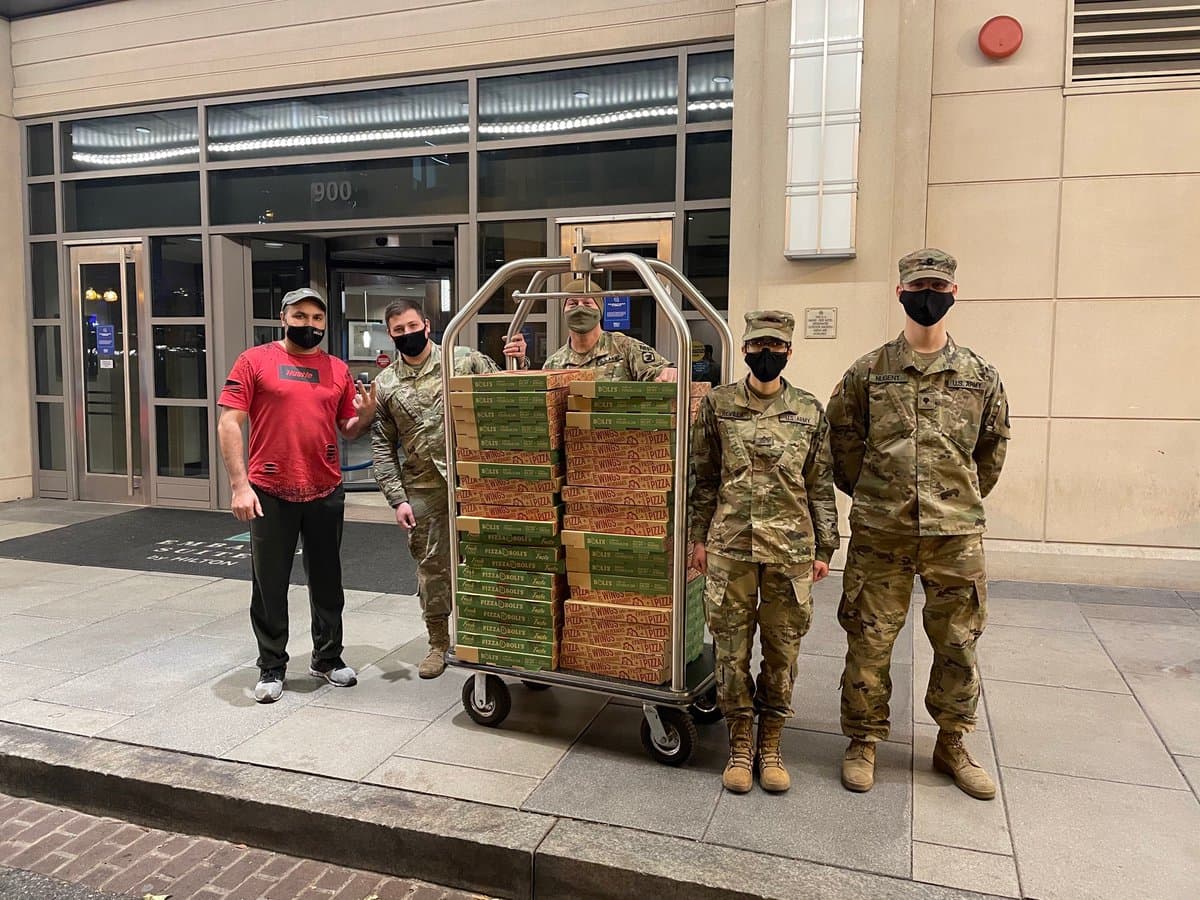 El gobernador J.B. Pritzker envió decenas de cajas de pizzas a sus tropas trabajando en Washington.
<br>