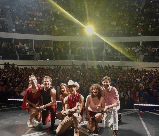 Timbiriche se presentó en el Coliseo de Yucatán en Mérida como parte de la gira de conciertos "El Ciclo", con un éxito apotósico y la familia Rubín Legarreta aprovechó para hacer el viaje que tanta falta les hacía.