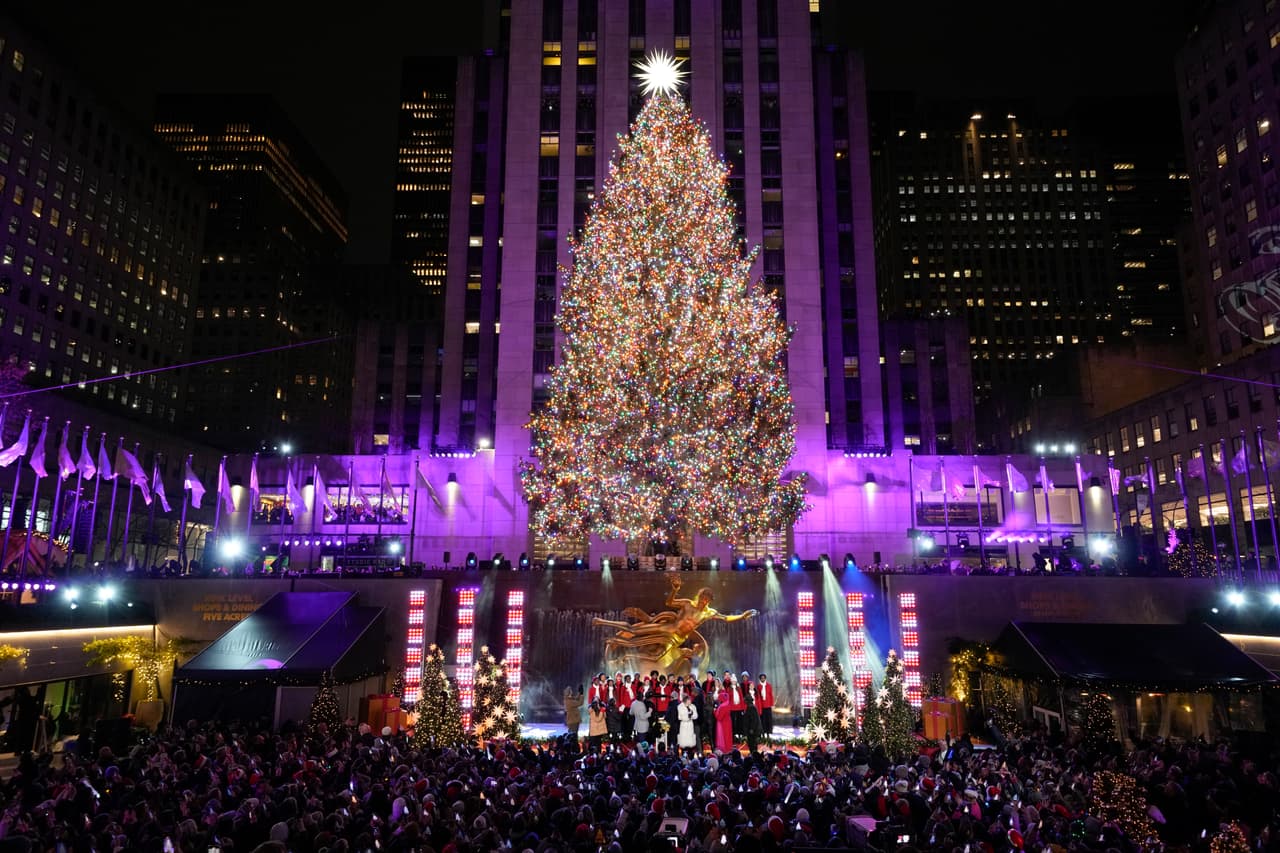 Este año, el 
<b><a href="https://www.univision.com/local/nueva-york-wxtv/arbol-de-navidad-centro-rockefeller-abeto-noruego-80-pies-altura-pesa-12-toneladas-fotos" target="_blank">árbol utilizado en el evento es un abeto noruego de 80 pies de altura y con un peso de 12 toneladas</a></b> que fue transportado desde la comunidad de Vestal, estado de Nueva York.