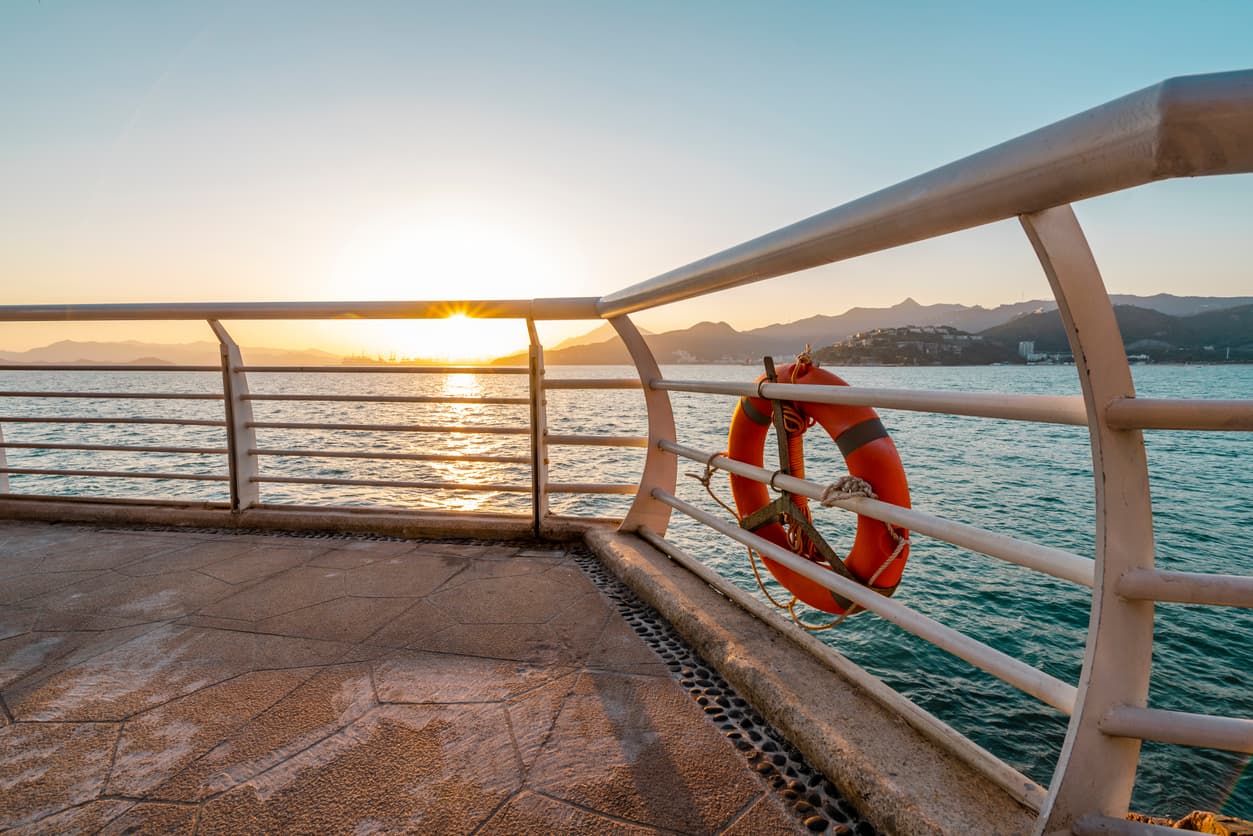 En video: Un hombre intenta arrojar a su esposa por la borda de un ferry y los pasajeros logran salvarla