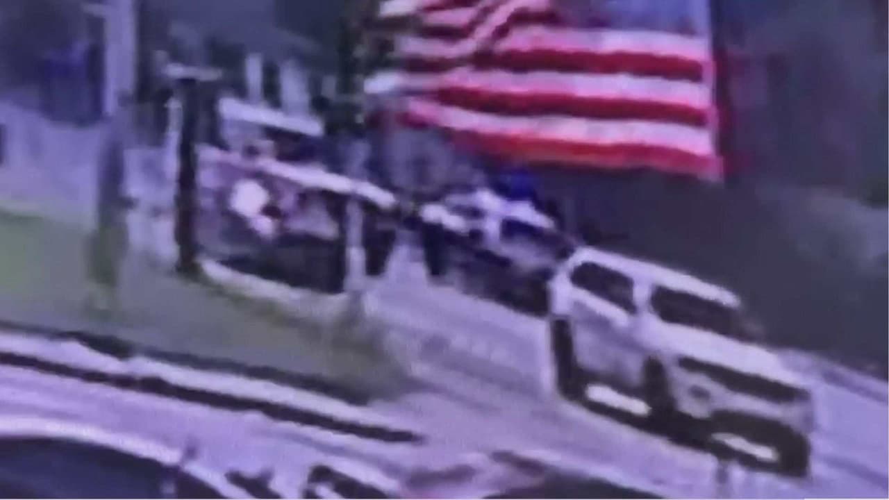 Imágenes de la persecución al sospechoso de robar el auto a una mujer en el Hospital Palmetto de Hialeah