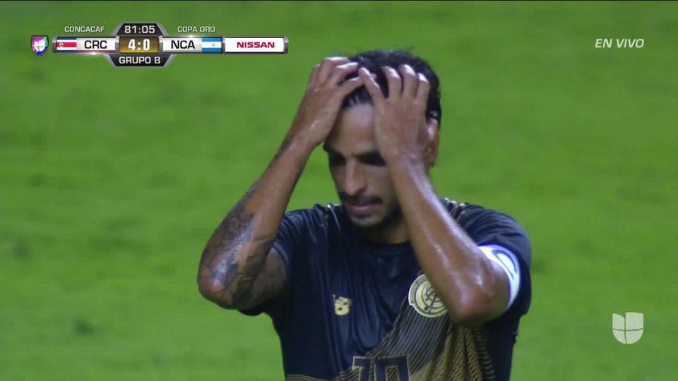 Tiro desviado de Bryan Ruiz