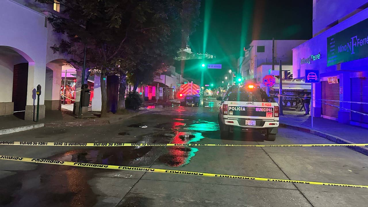 Servicios de emergencia trabajando en la zona, tras la explosión e incendio.