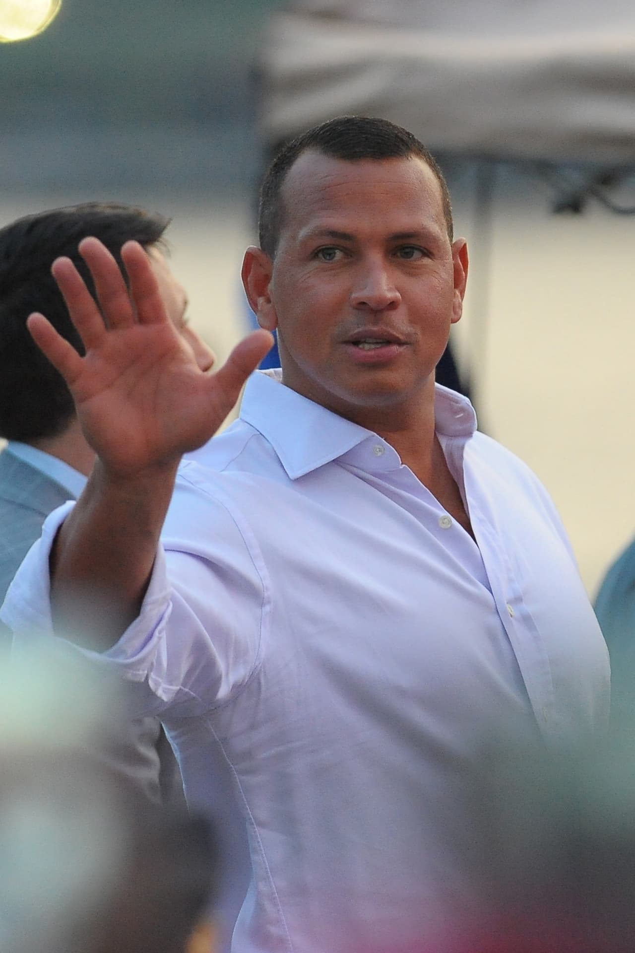 El novio de Jlo saludó a alguien a lo lejos, para luego disfrutar del espectáculo.