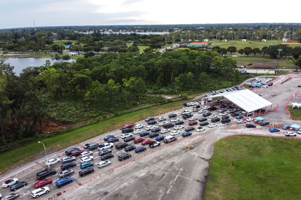 Una larga fila de autos para tomar la prueba de covid-19 en el parque Tropical Park de Miami, Florida, el 21 de diciembre.
<br>
<br>El aumento de la demanda de pruebas ha obligado a los más importantes distribuidores a limitar la cantidad de kits por cliente y los sitios de prueba se han abarrotado en varias zonas del país.
<br>