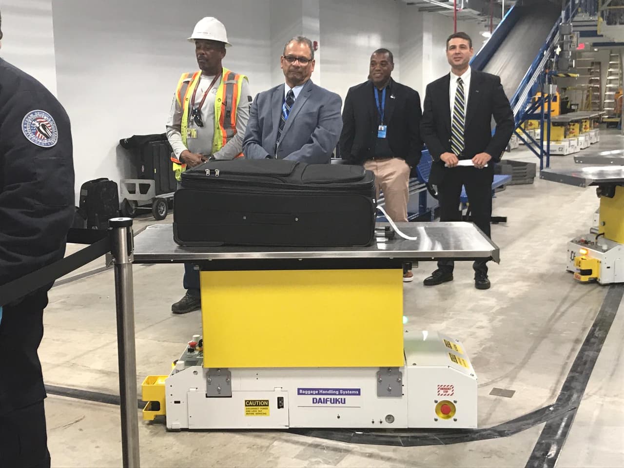 Funcionarios del condado Miami-Dade y la Administración de Seguridad en el Transporte (TSA) llevaron a cabo el martes un tour a los medios de comunicación en el aeropuerto de Miami (MIA), para presentar su nuevo sistema automatizado de manejo de equipaje.
<br>