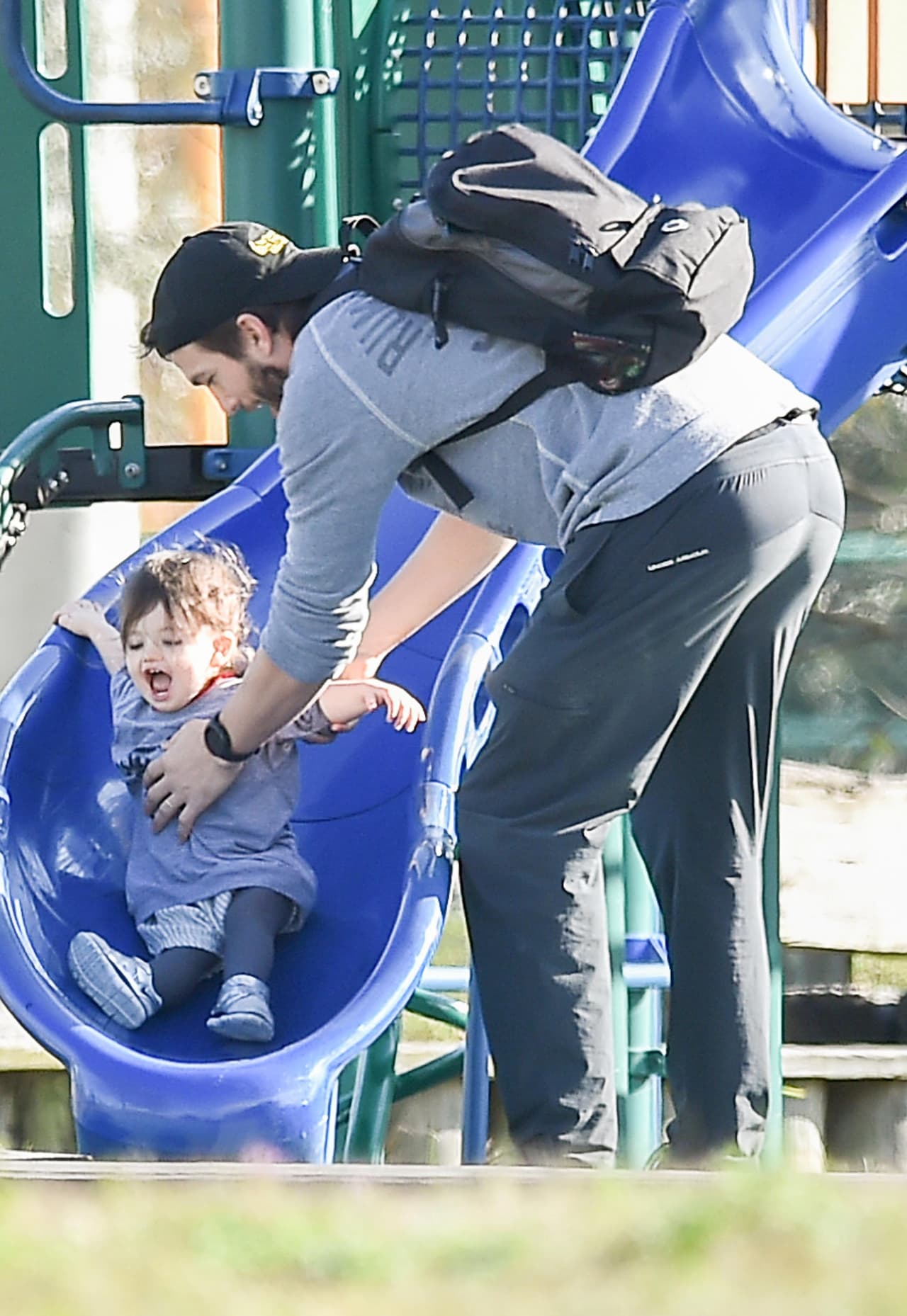 Comenzaron a jugar en la resbaladilla.