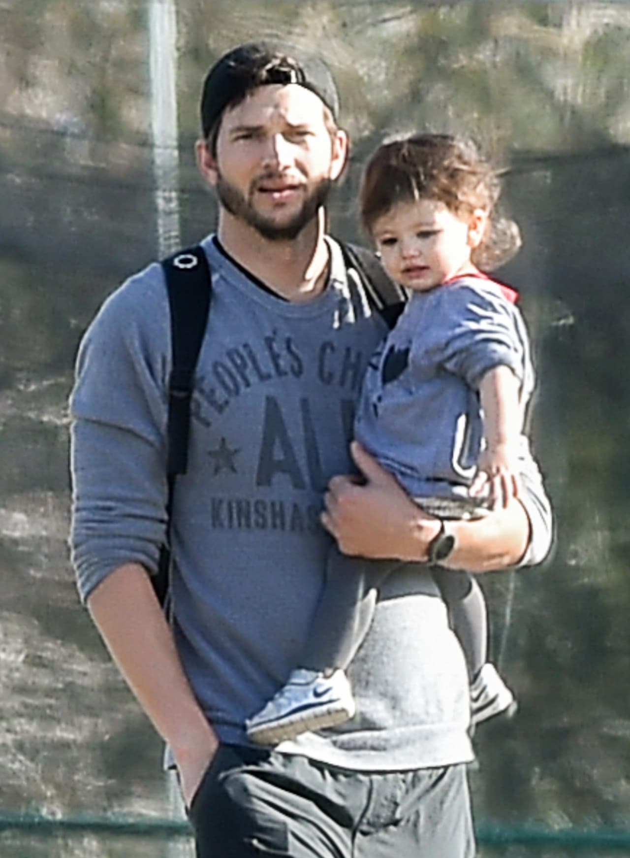 Ashton se ve muy guapo con su nena en brazos.