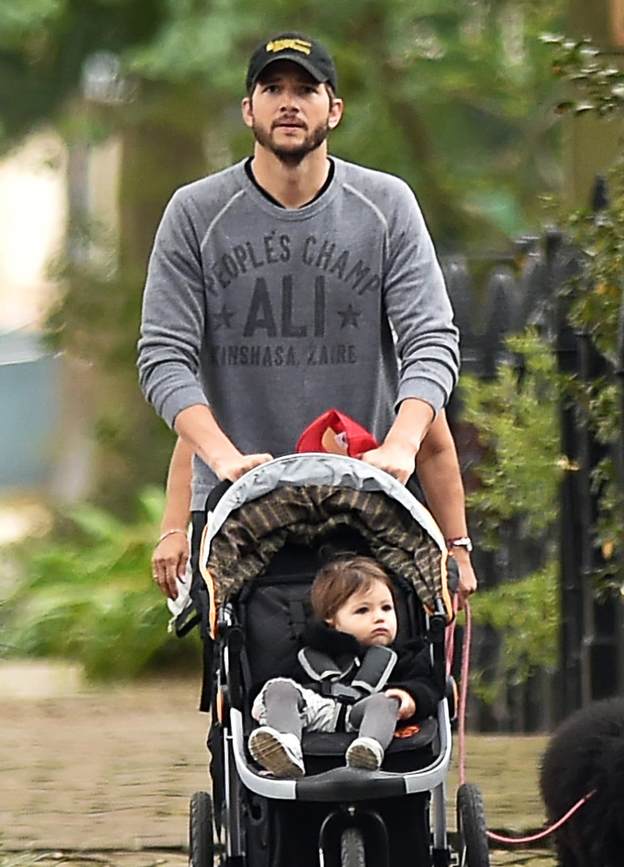 Ashton Kutcher y Wyatt salieron de paseo mientras mami trabajaba.