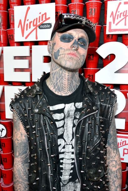 Fue hasta los 12 años cuando conoció al tatuador Frank Lewis, quien ha sido el encargado de decorarle casi todo el cuerpo.